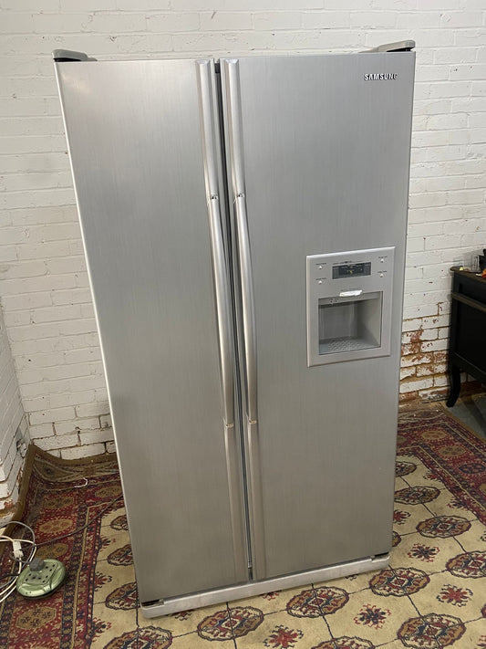 Beautiful Grey Samsung American Non Plumb With Water Dispenser Fridge Freezer For Sale