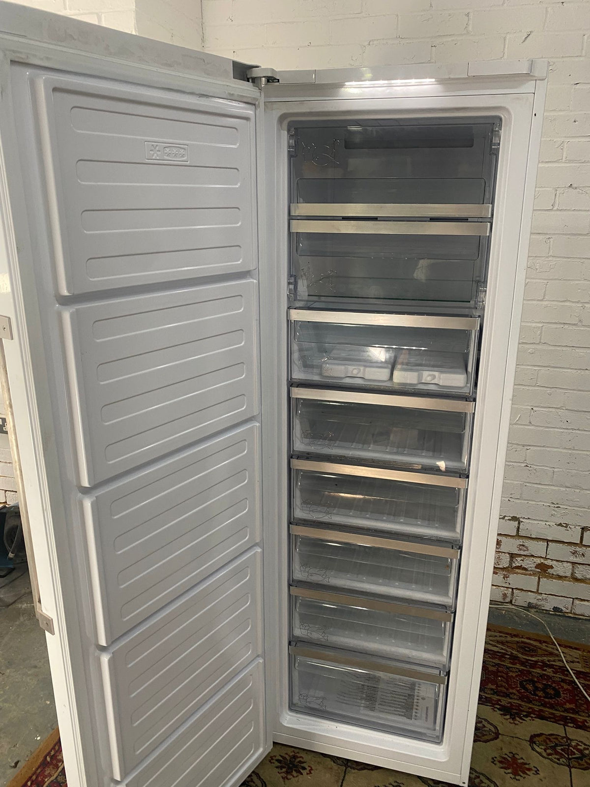 185CM Tall Grundin Standing Freezer
