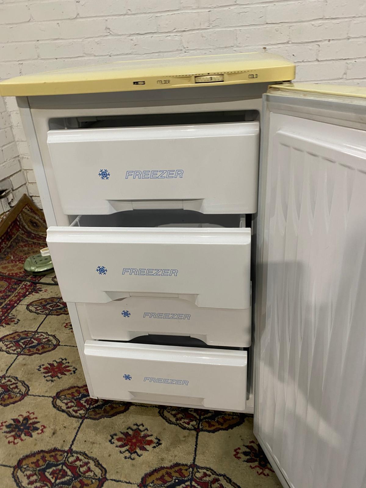 🚚Beautiful Undercounter Freezer On Top For Sale