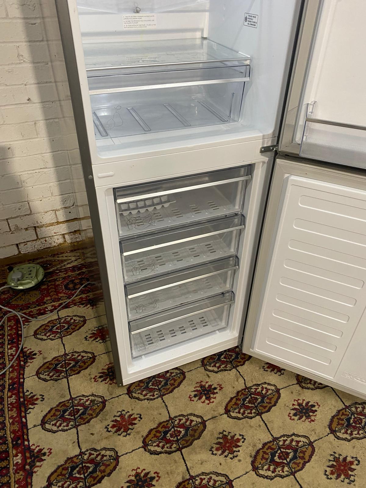 🚚180CM Tall Grundin Metallic Grey/Silver Frost Free 50/50 Fridge Freezer For Sale