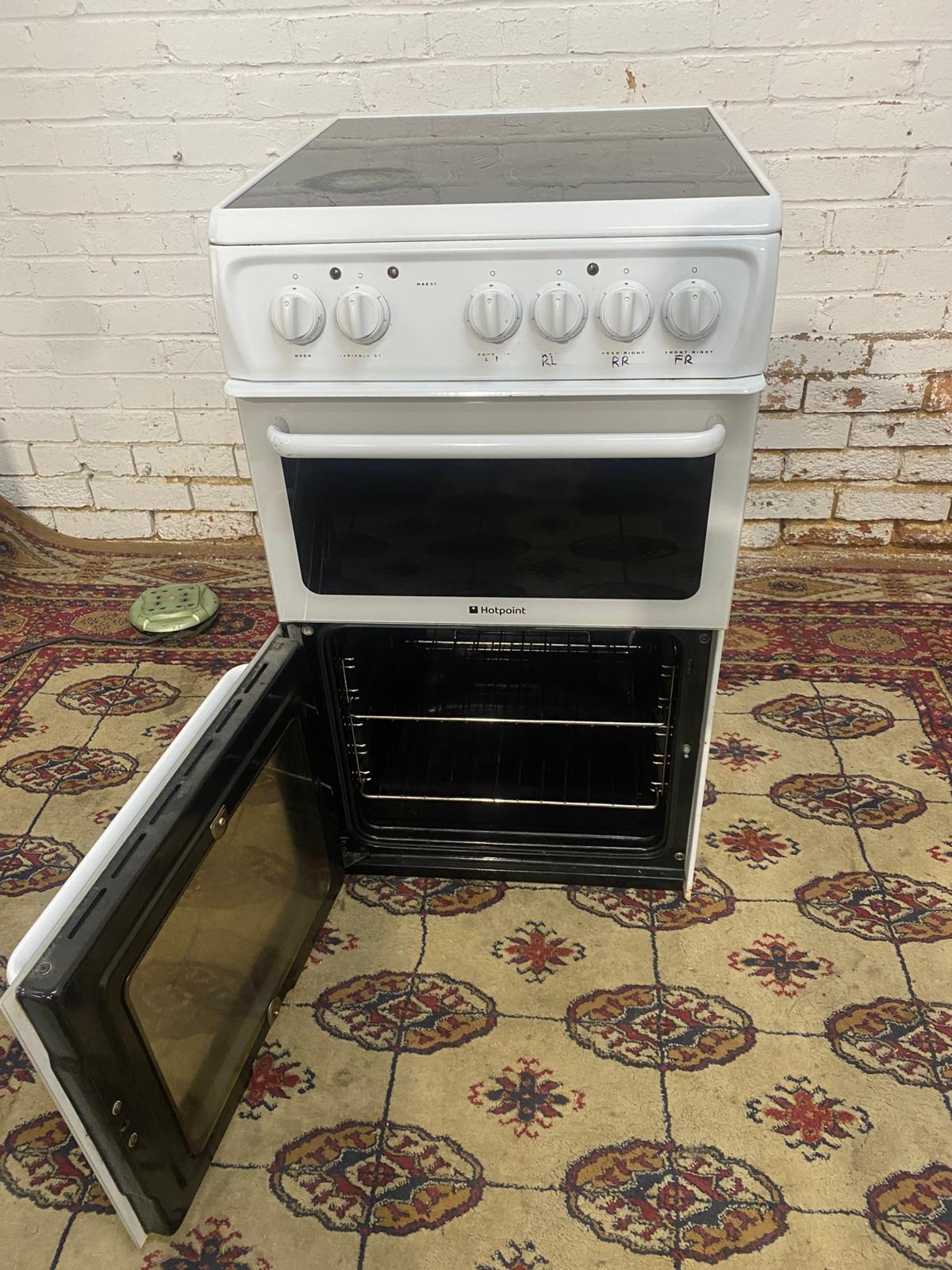 Beautiful 50CM Hotpoint WhiteCeramic Electric Cooker With Oven/Grill For Sale