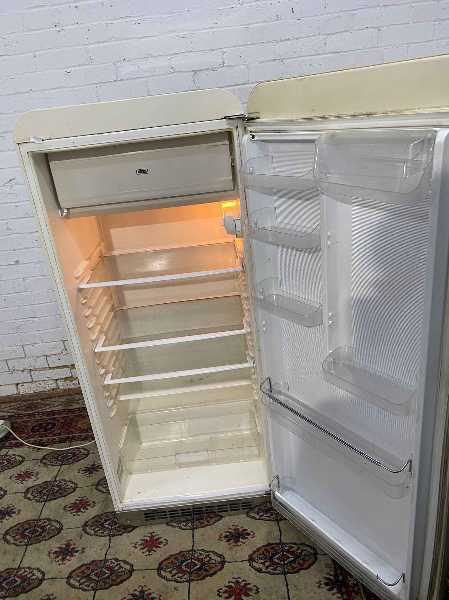 FREE DELIVERY Beautiful Top Brand SMEG Fridge & Freezer On Top Frost Free For Sale