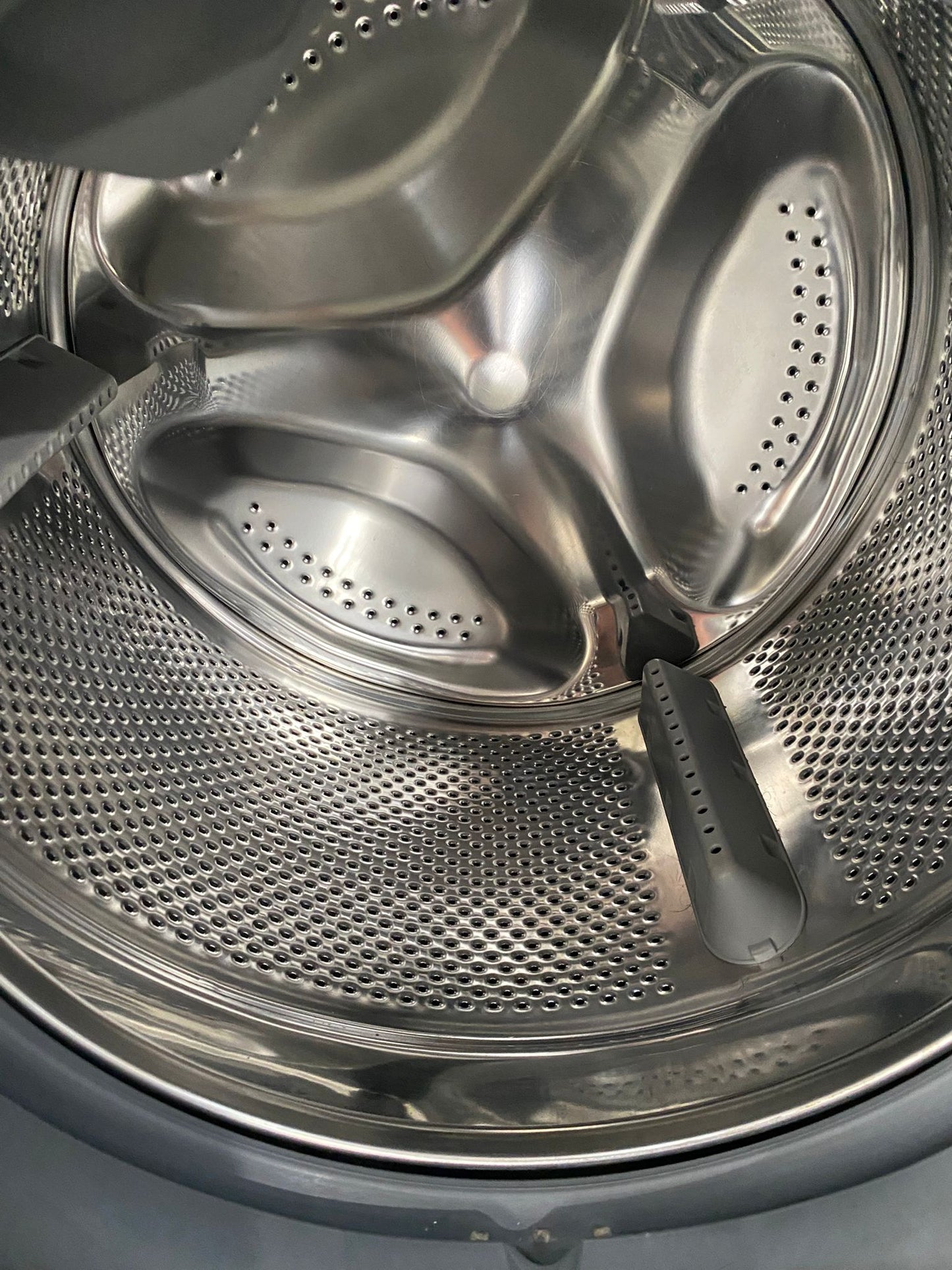 Beautiful Hotpoint Black 9KG Washing Machine