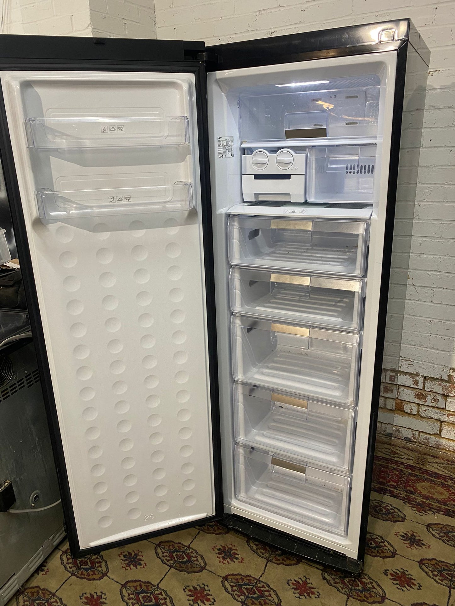 🚐🚐Beautiful Samsung Black Standing Freezer For Sale