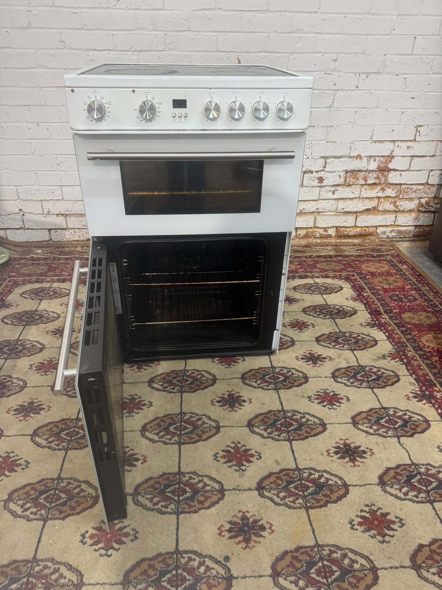 Beautiful Hisense White 60CM Ceramic Electric Cooker With Oven/Grill For Sale