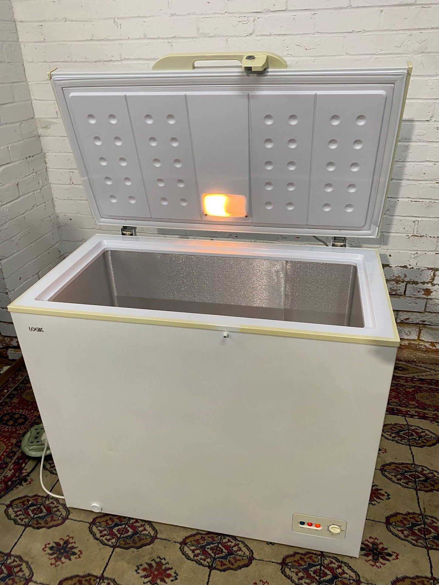 🚐🚐Beautiful Logik 200L Chest Freezer Frost Free For Sale