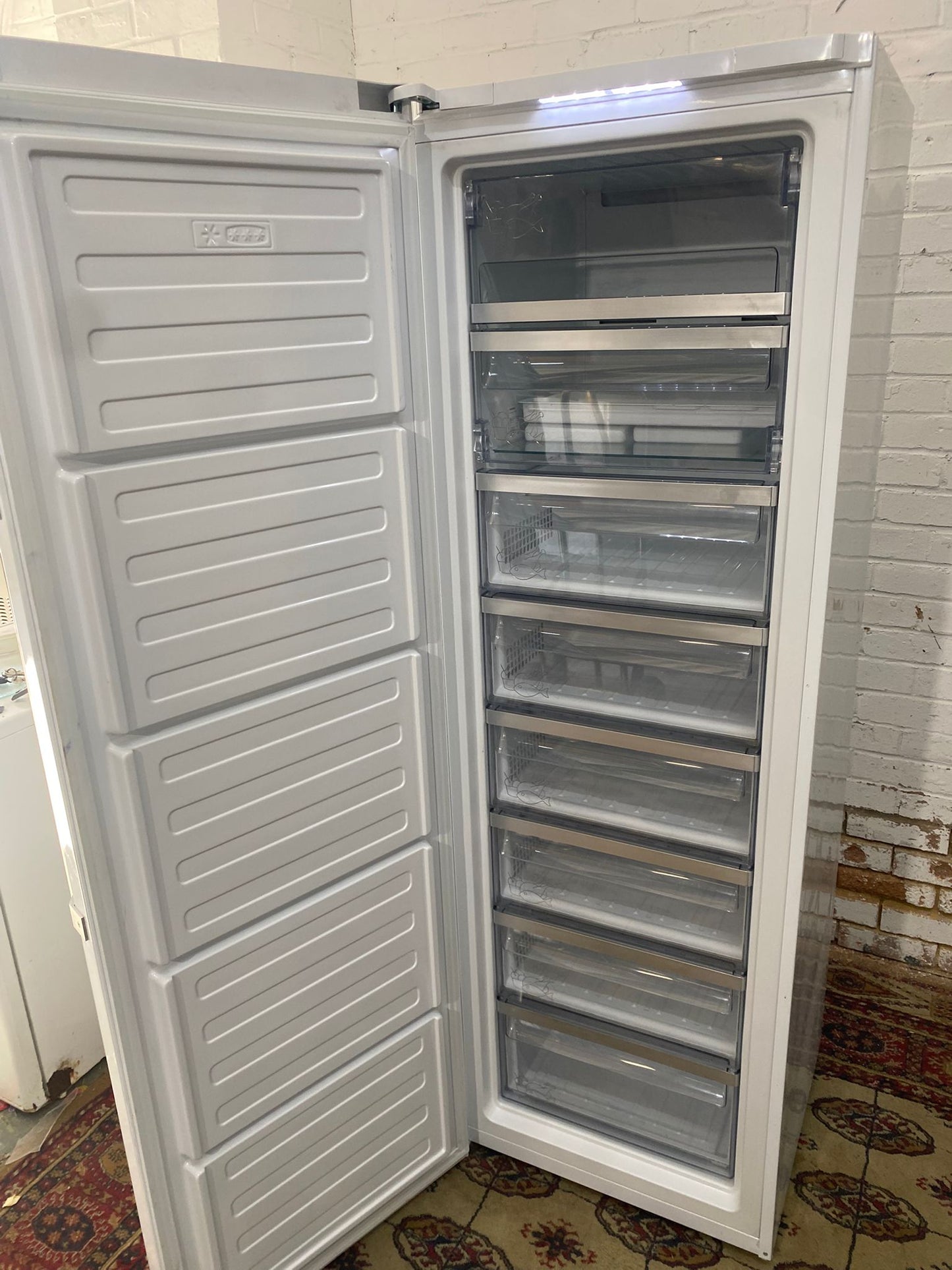 🚐🚐Beautiful GRUNDIG Standing Freezer For Sale