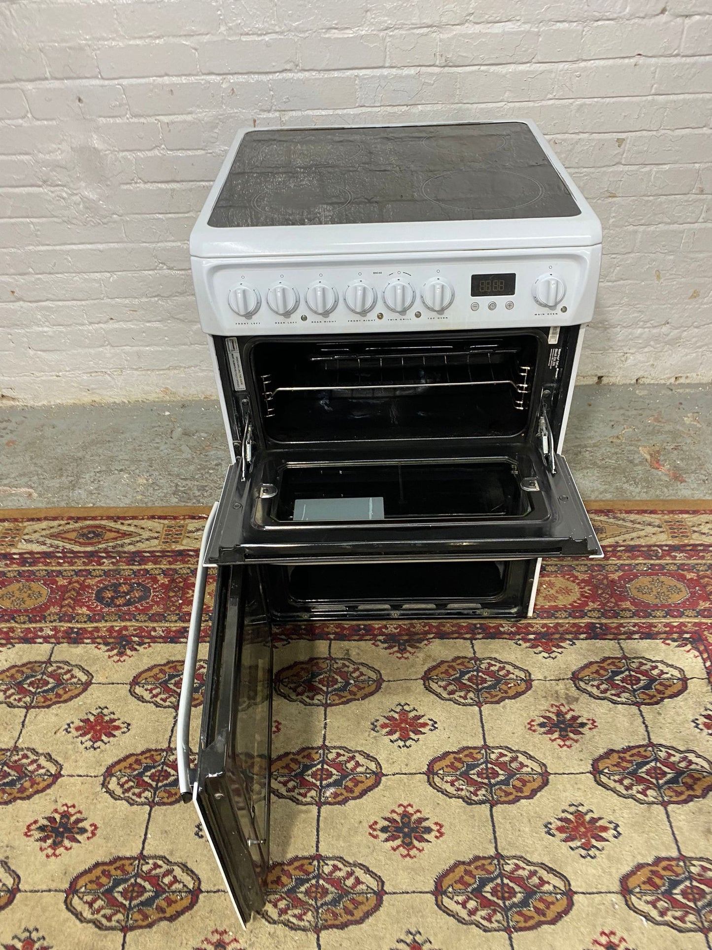 BEAUTIFUL Hotpoint White 60CM Electric Cooker For Sale