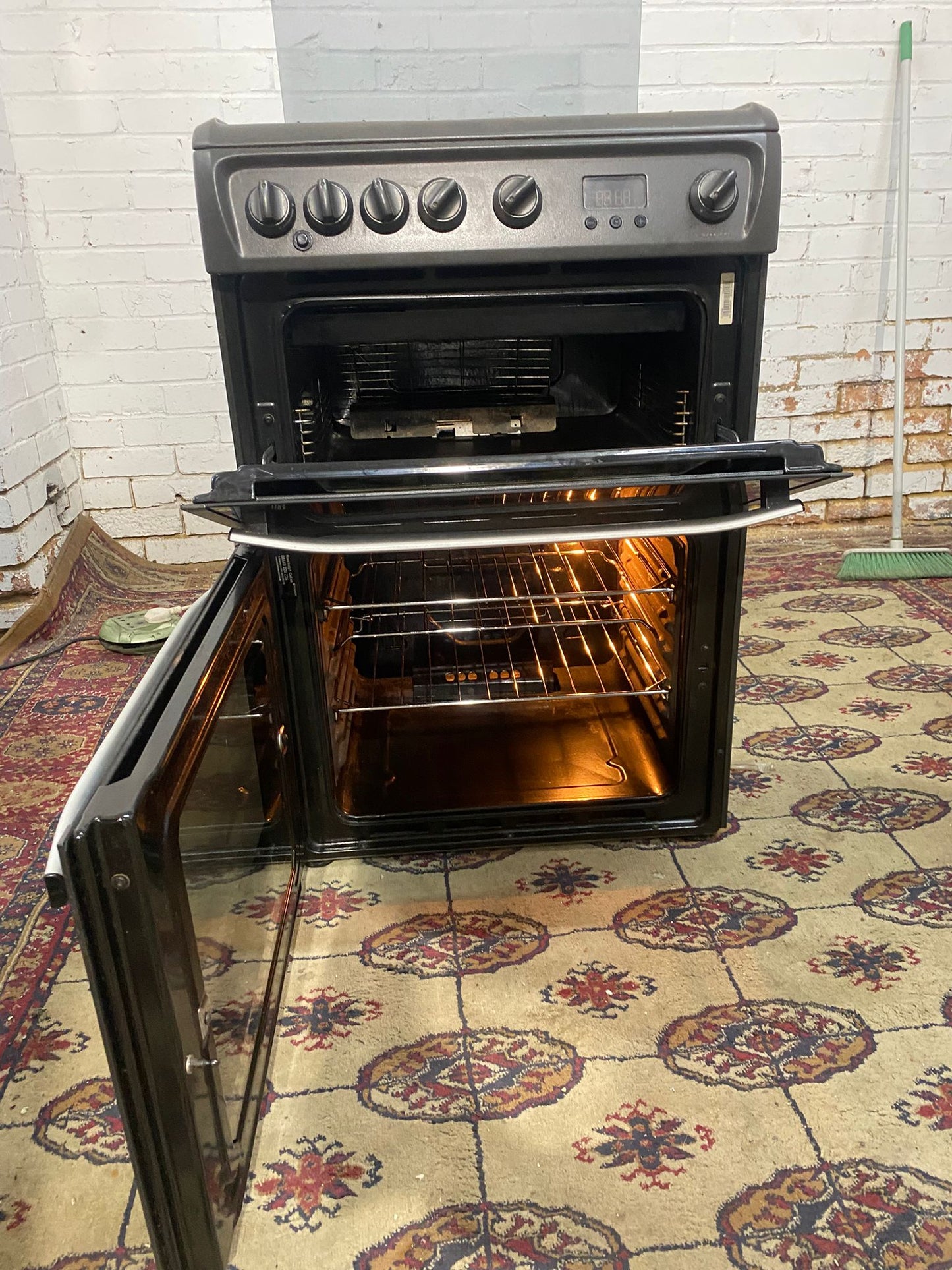 🚚Beautiful HotPoint 60CM Mattlic Grey Gas Cooker Oven/Grill For Sale