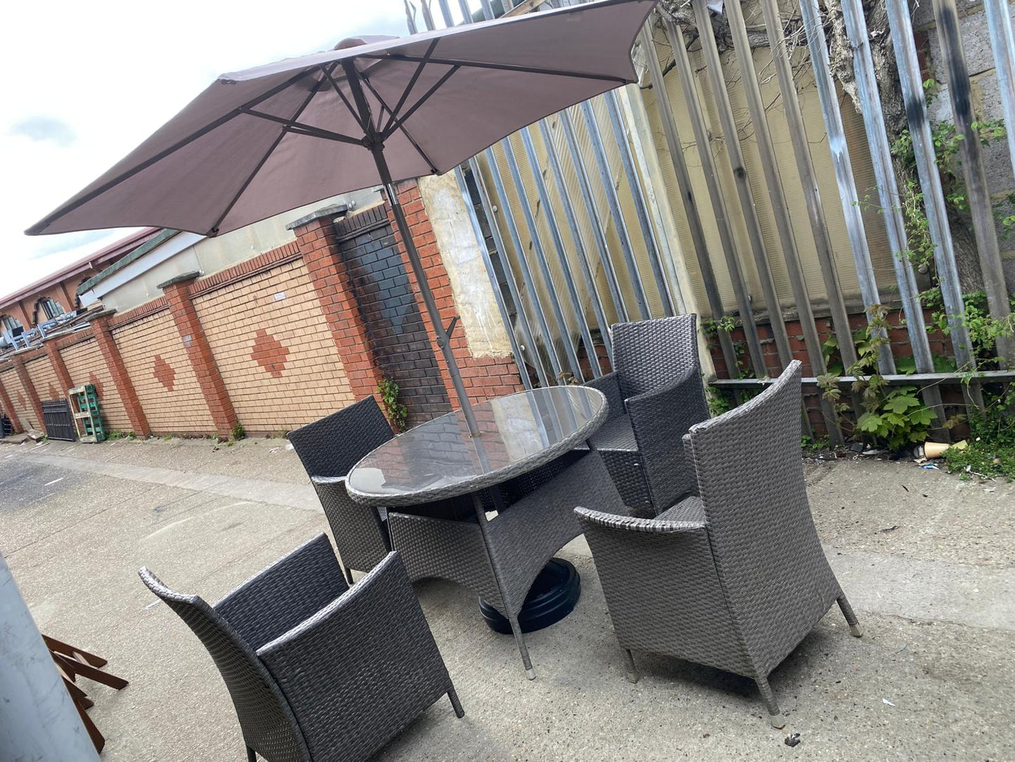✅🚐🚐Beautiful Rattan Table With 4 Chairs And Automatic Umbrella For Sale