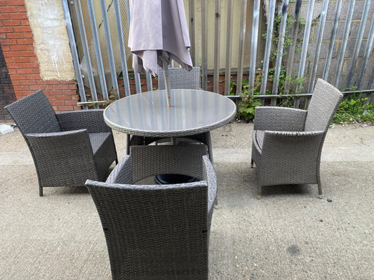✅🚐🚐Beautiful Rattan Table With 4 Chairs And Automatic Umbrella For Sale