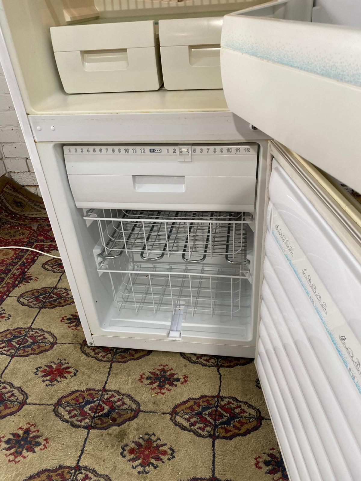 ✅🚐Beautiful Candy Medium Fridge Fridge For Sale