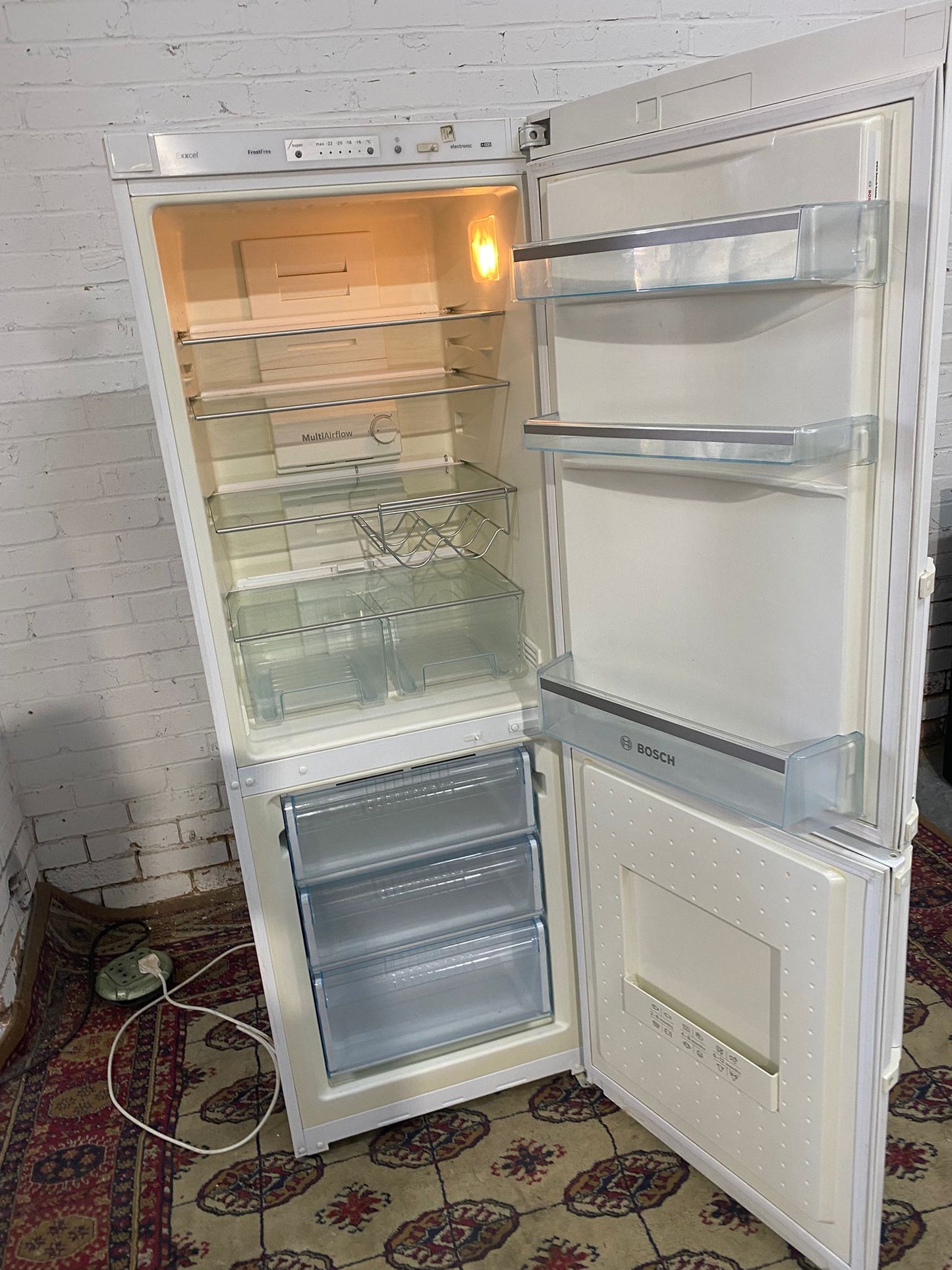 🚐🚐Beautiful Bosch Fridge Freezer For Sale