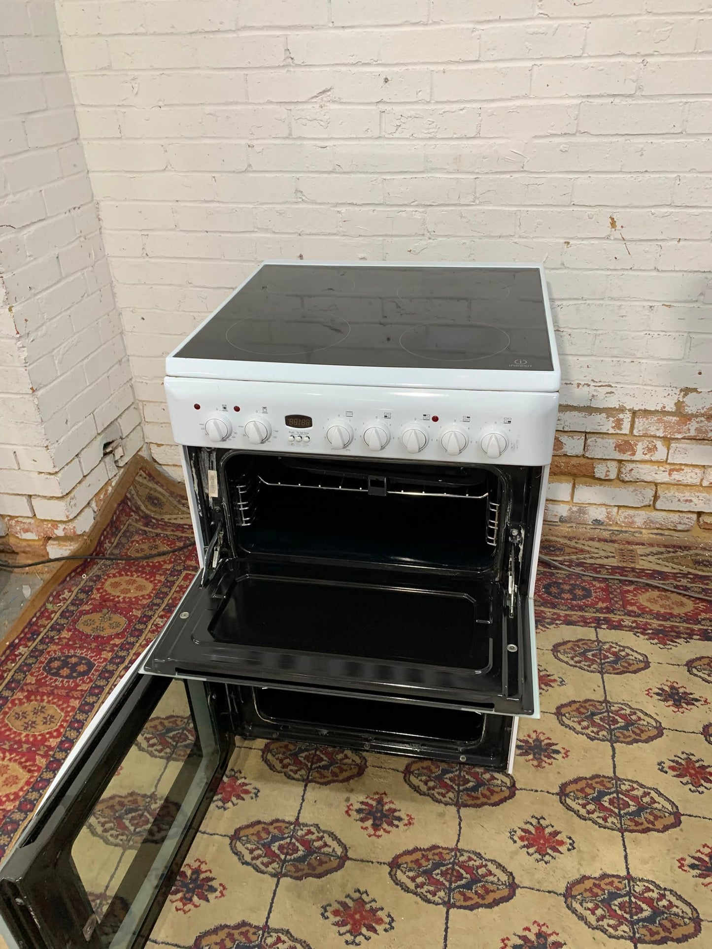 🚐🚐 Almost New White Indesit 60CM Electric Cooker With Dual Oven/Grill For Sale