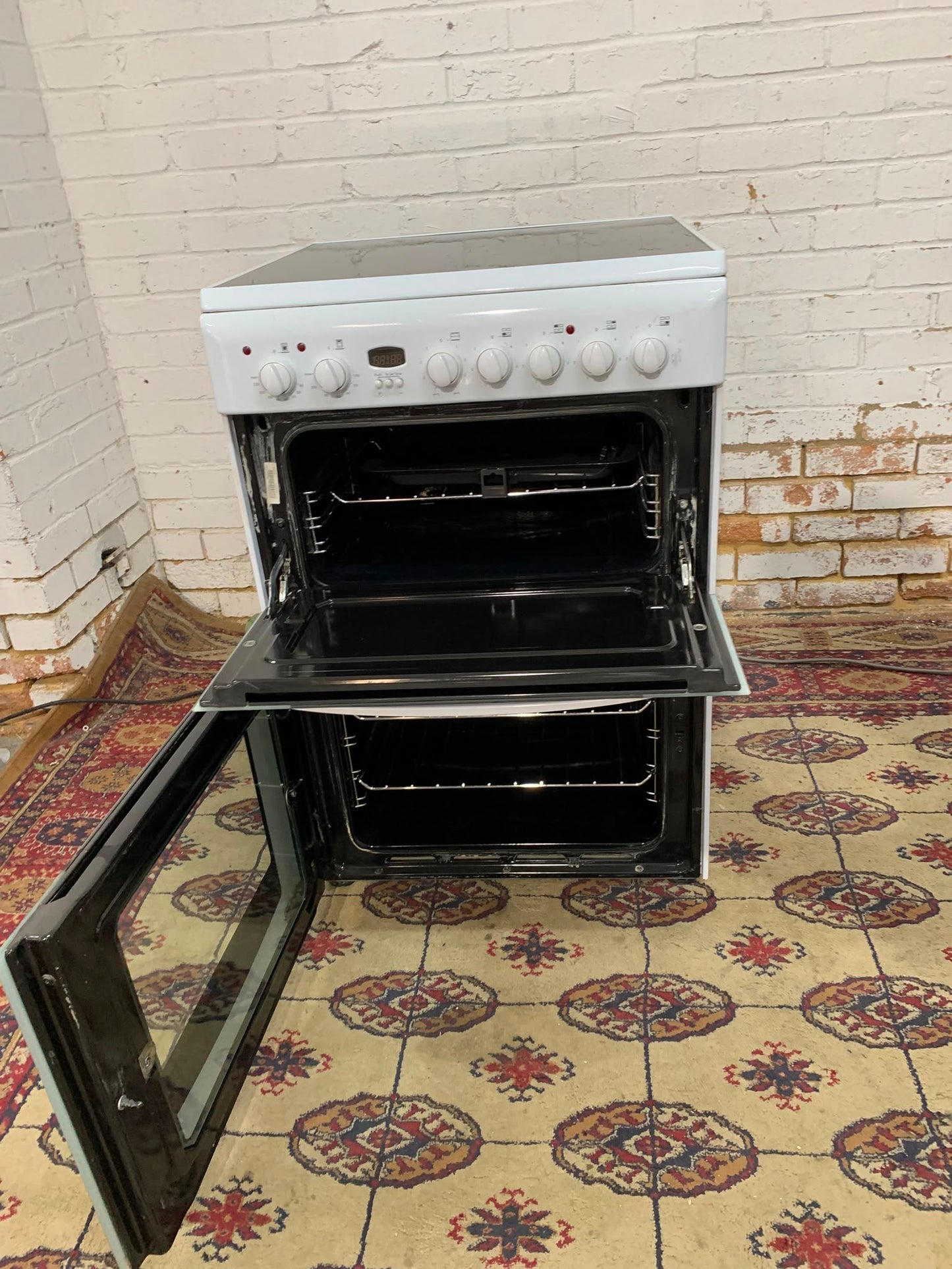 🚐🚐 Almost New White Indesit 60CM Electric Cooker With Dual Oven/Grill For Sale
