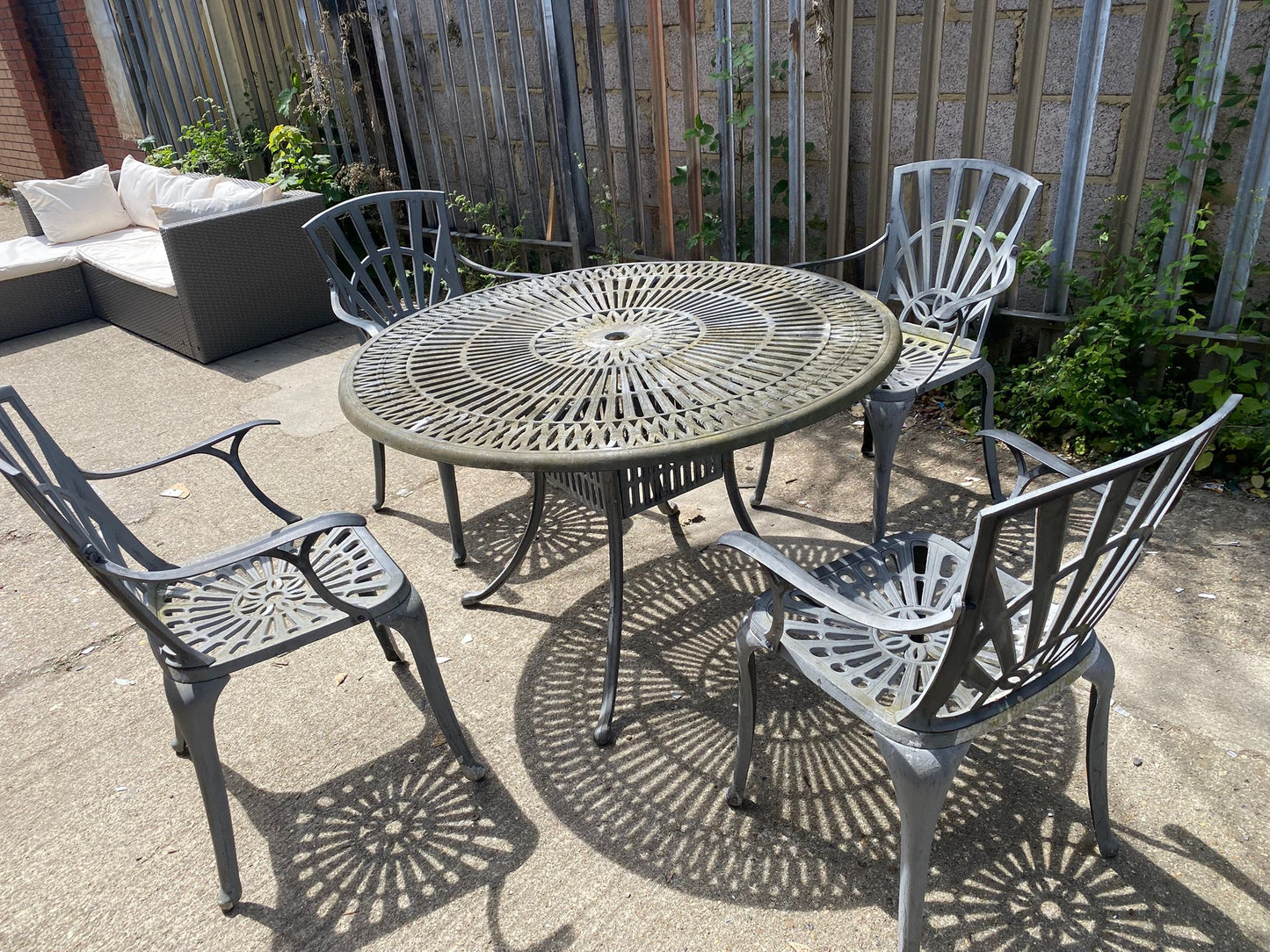 Beautiful  Garden Patio Set Round Table With 4 Chairs