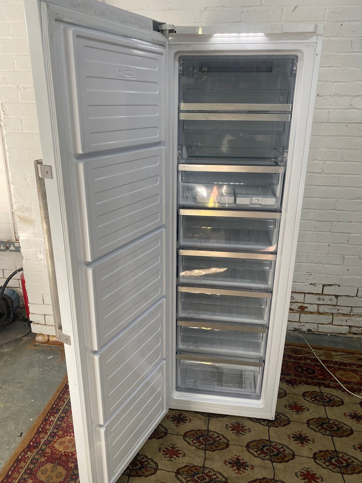 185CM Tall Grundin Standing Freezer