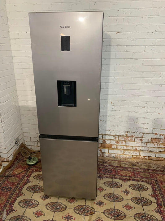Samsung LatestModel Fridge Freezer With Water Dispenser For Sale