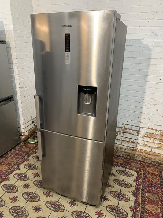 Samsung 70CM Wide Water Dispenser American Fridge Freezer