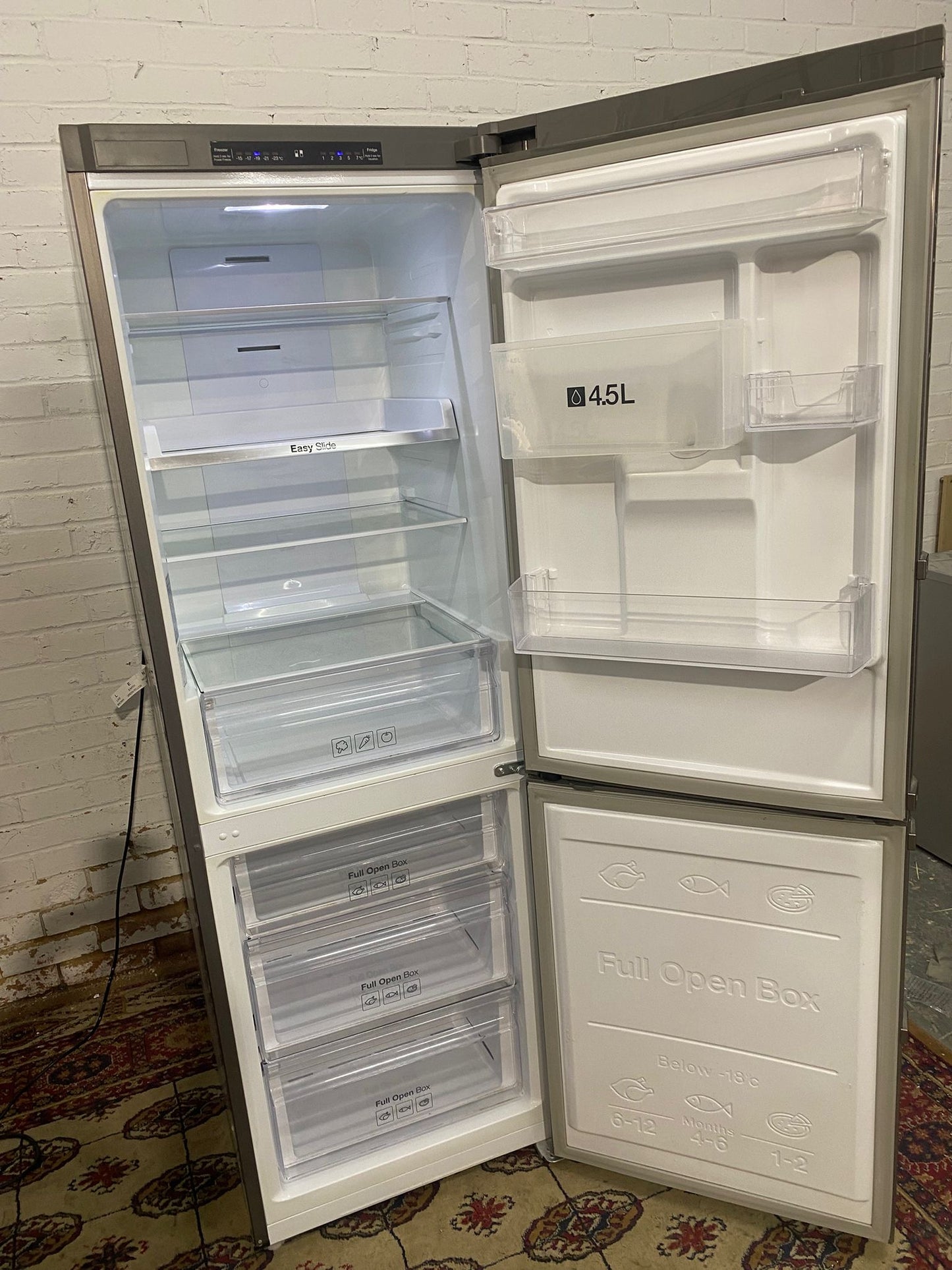 Samsung  Digital Inverter Silver Grey Water Dispenser Fridge Freezer For Sale