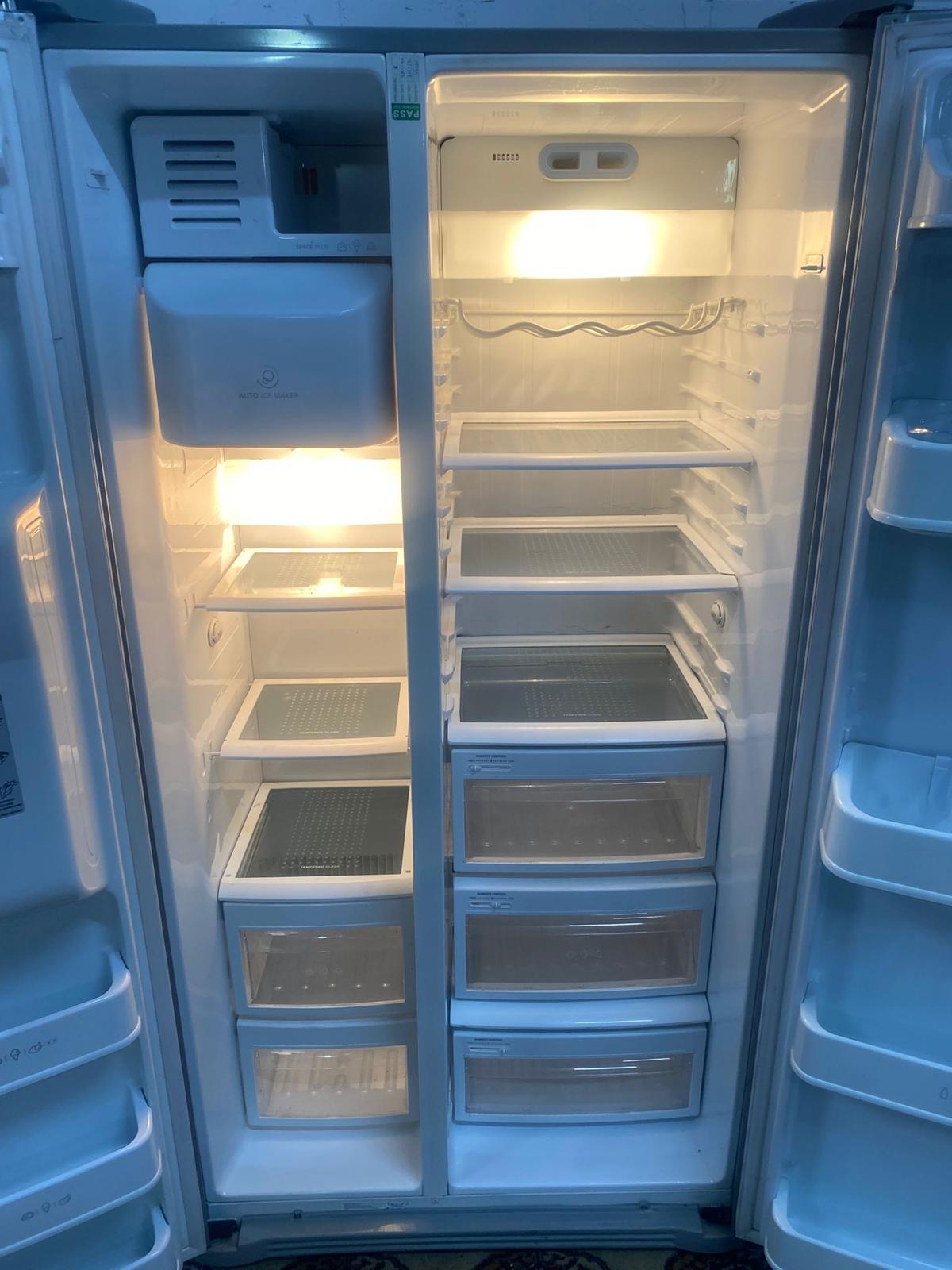 LG Plumb In  IceMaker Double Door American Fridge Freezer For Sale