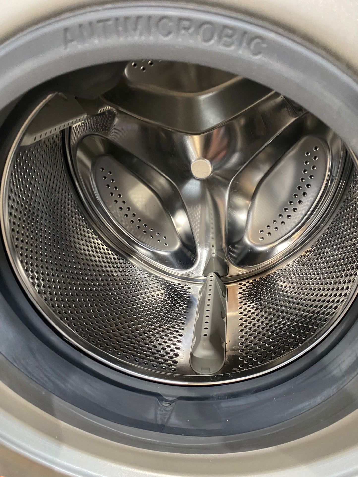 Beautiful HotPoint 8KG Washing Machine With Silver Door For Sale