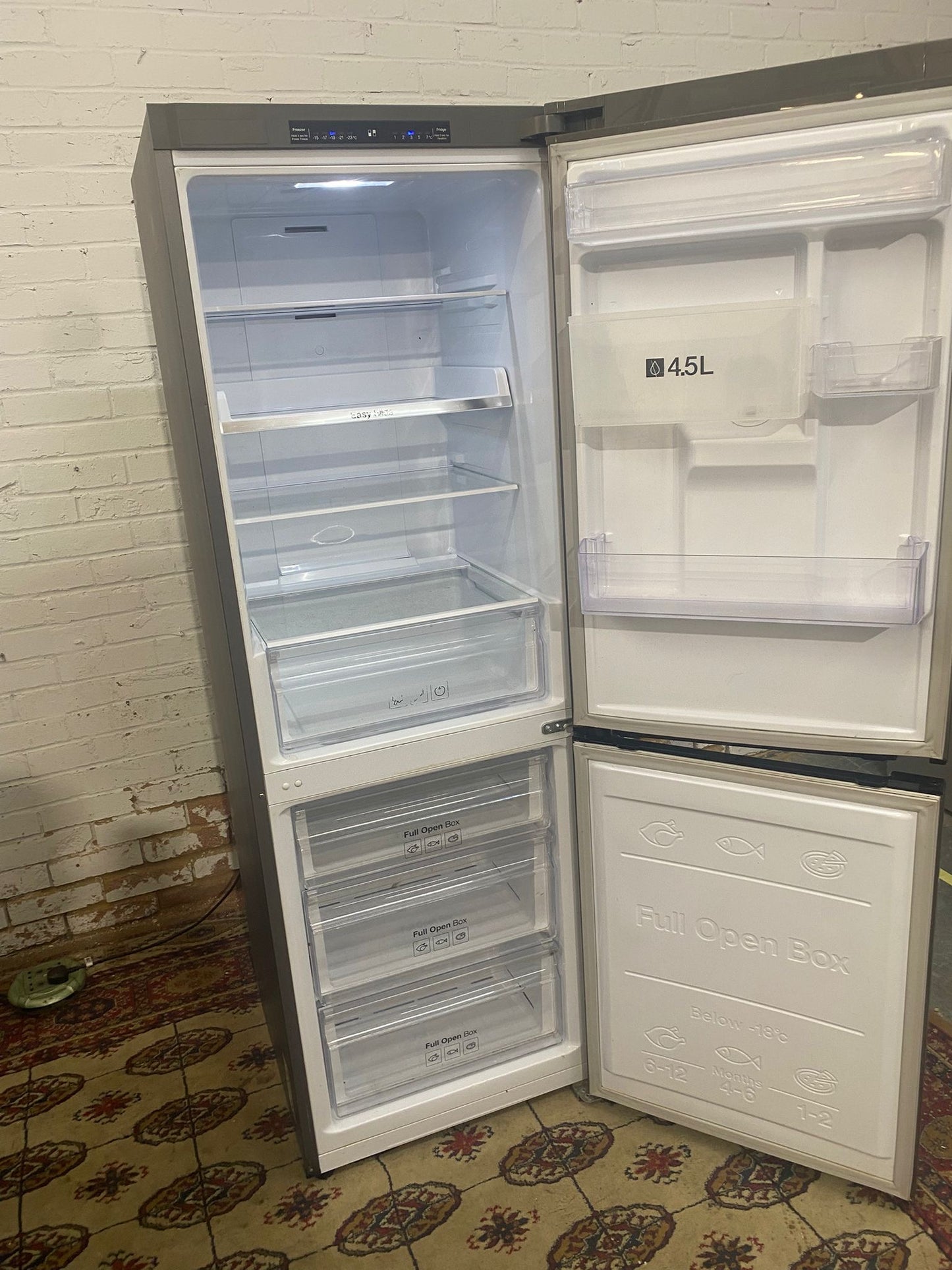 Samsung Digital Inverter Silver Grey Water Dispenser Fridge Freezer For Sale