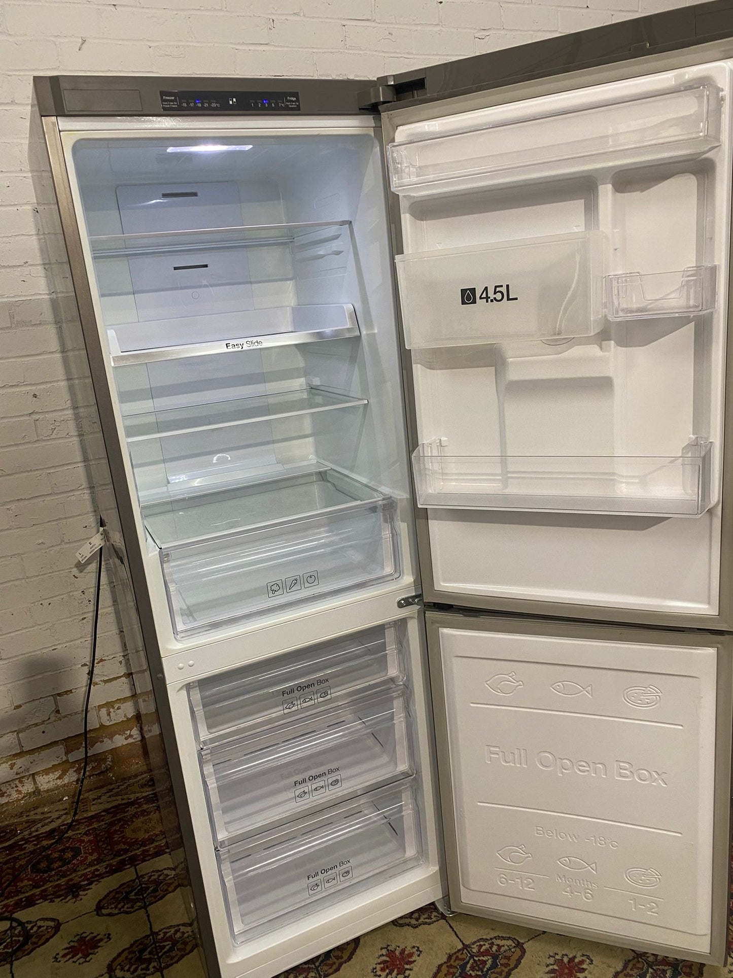 Samsung  Digital Inverter Silver Grey Water Dispenser Fridge Freezer For Sale
