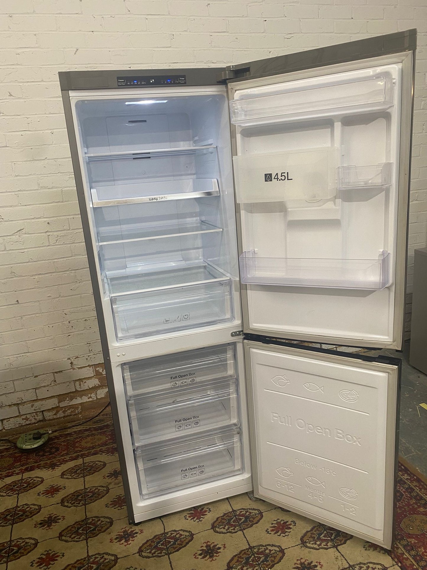 Samsung Digital Inverter Silver Grey Water Dispenser Fridge Freezer For Sale