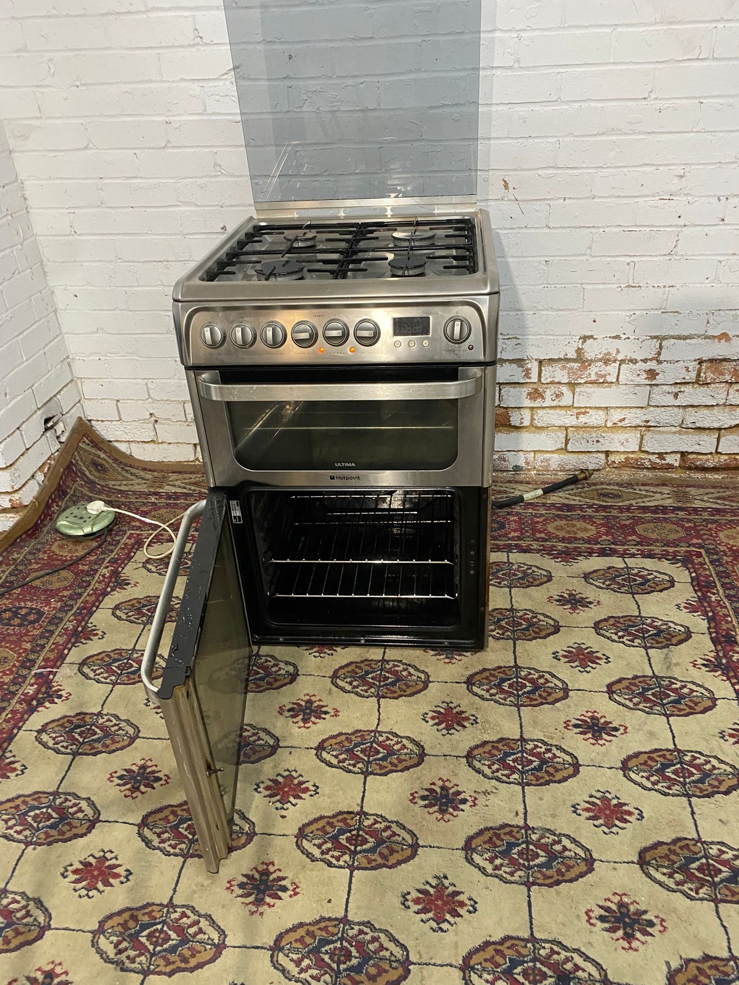 HotPoint 60 CM Stainless Steel Gas Cooker With Oven/Grill For Sale