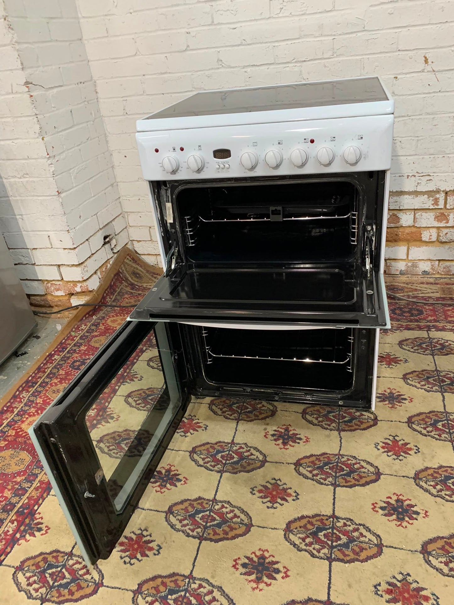 🚐🚐 Almost New White Indesit 60CM Electric Cooker With Dual Oven/Grill For Sale