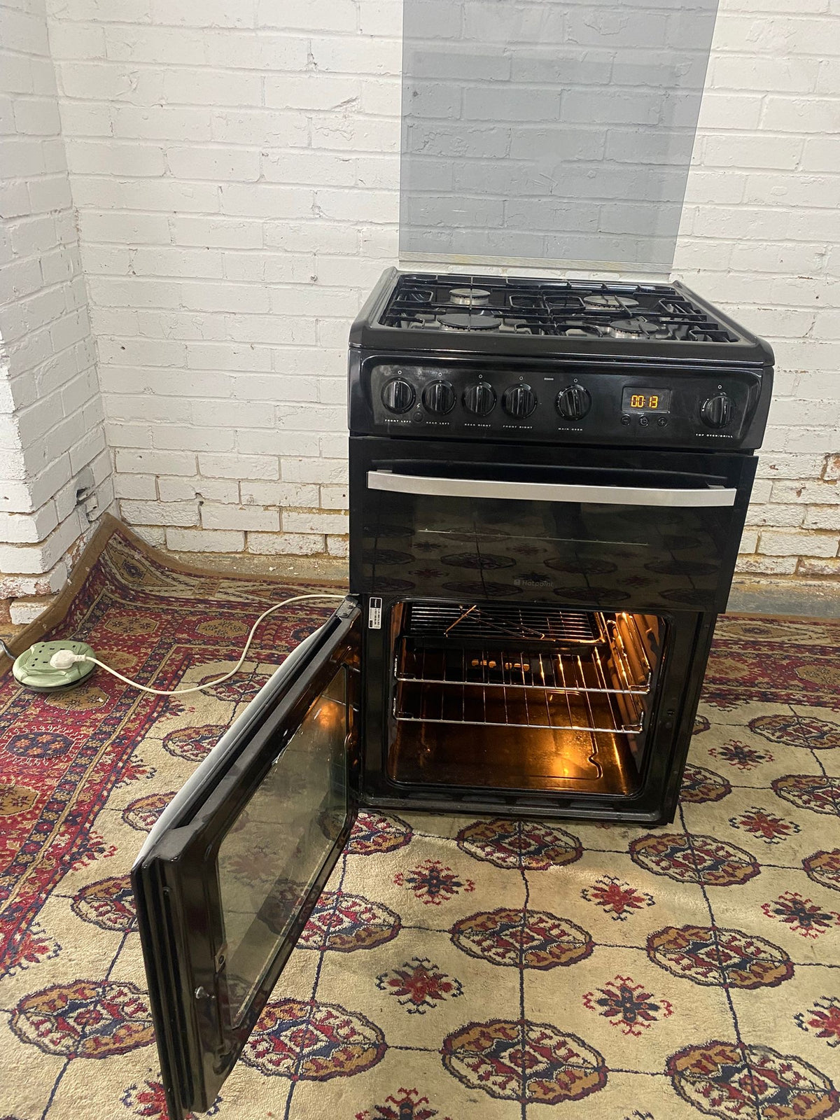 60CM HotPoint Black Gas Cooker
