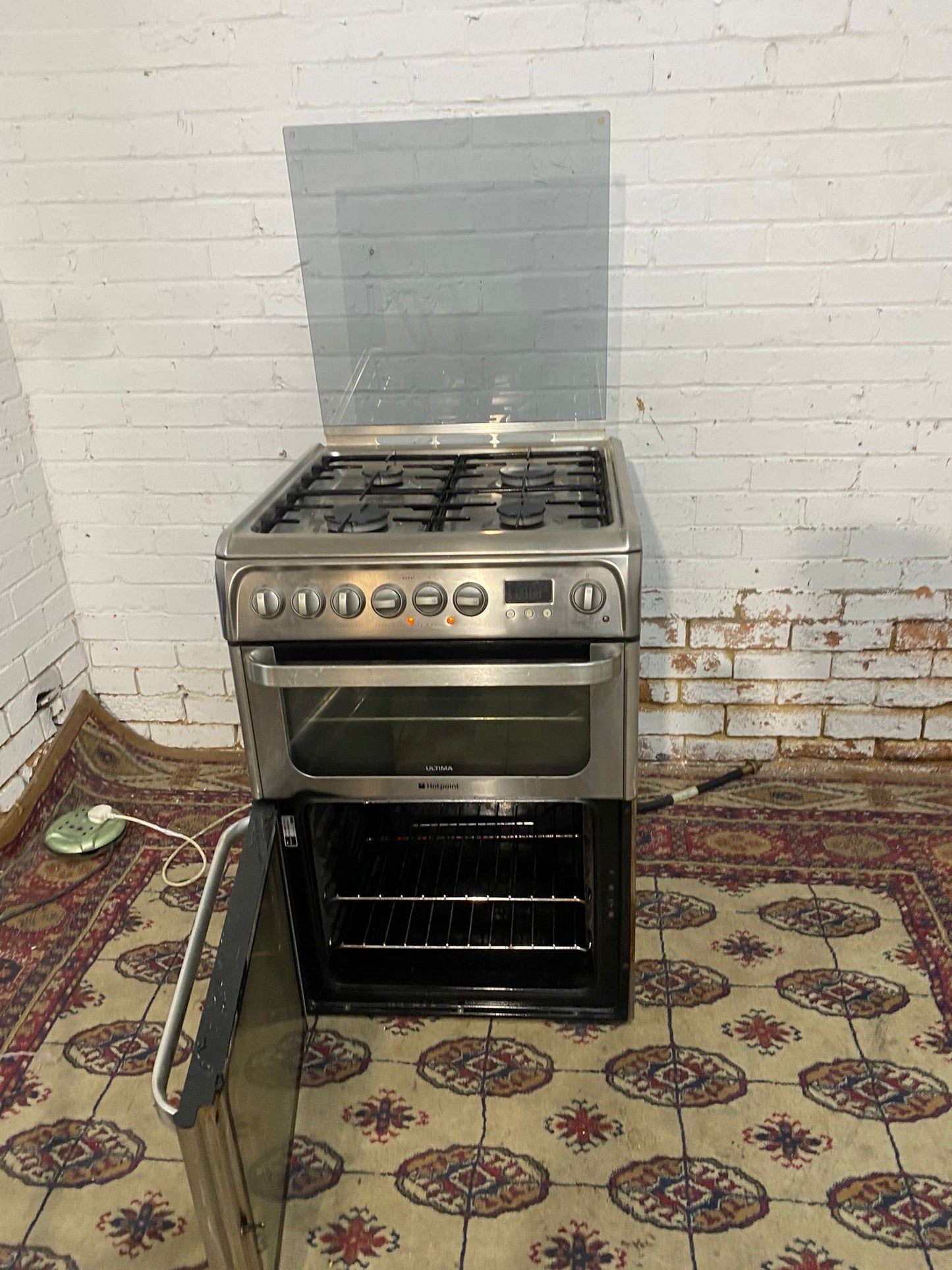 HotPoint 60 CM Stainless Steel Gas Cooker With Oven/Grill For Sale