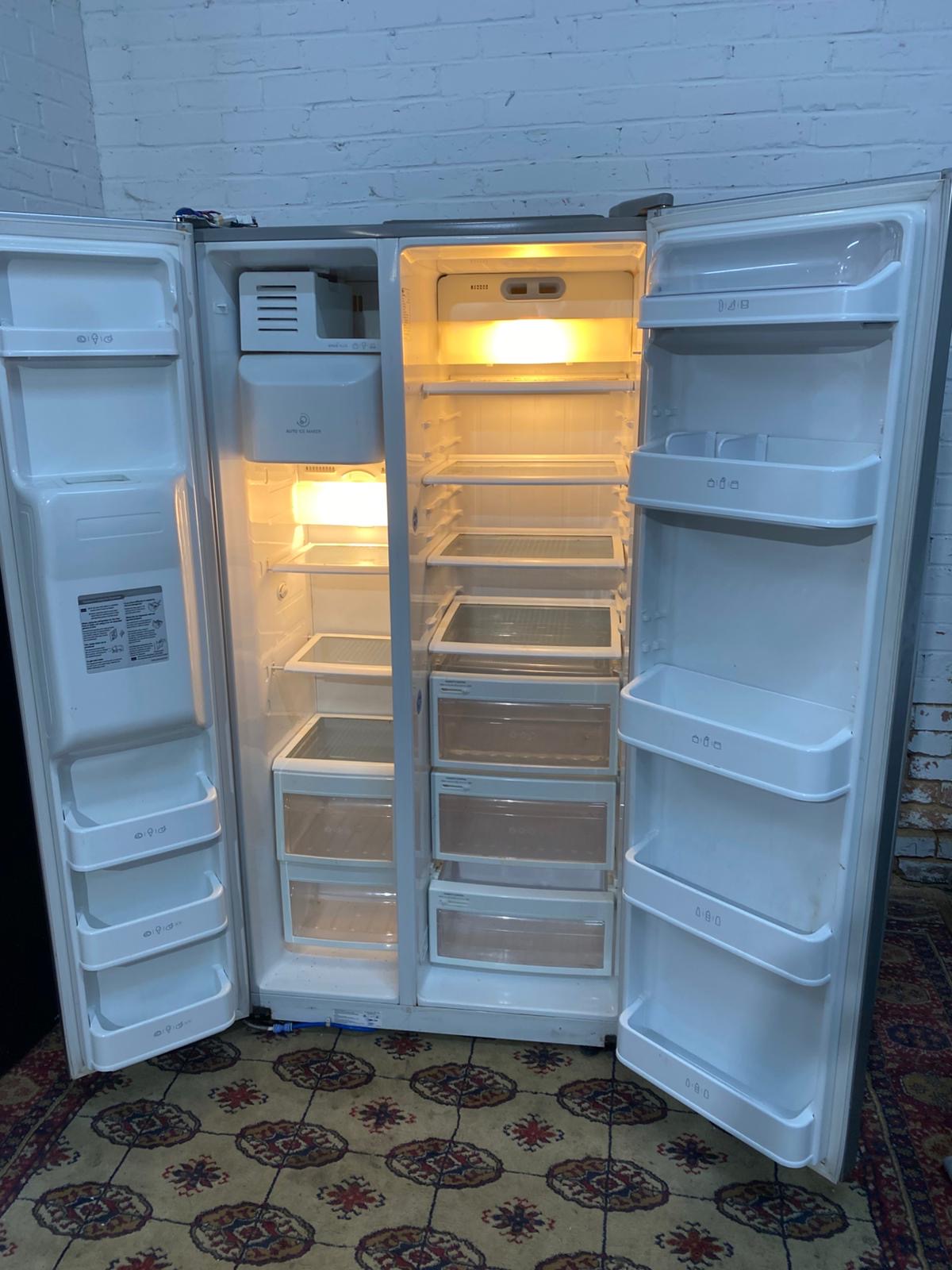 LG Plumb In  IceMaker Double Door American Fridge Freezer For Sale