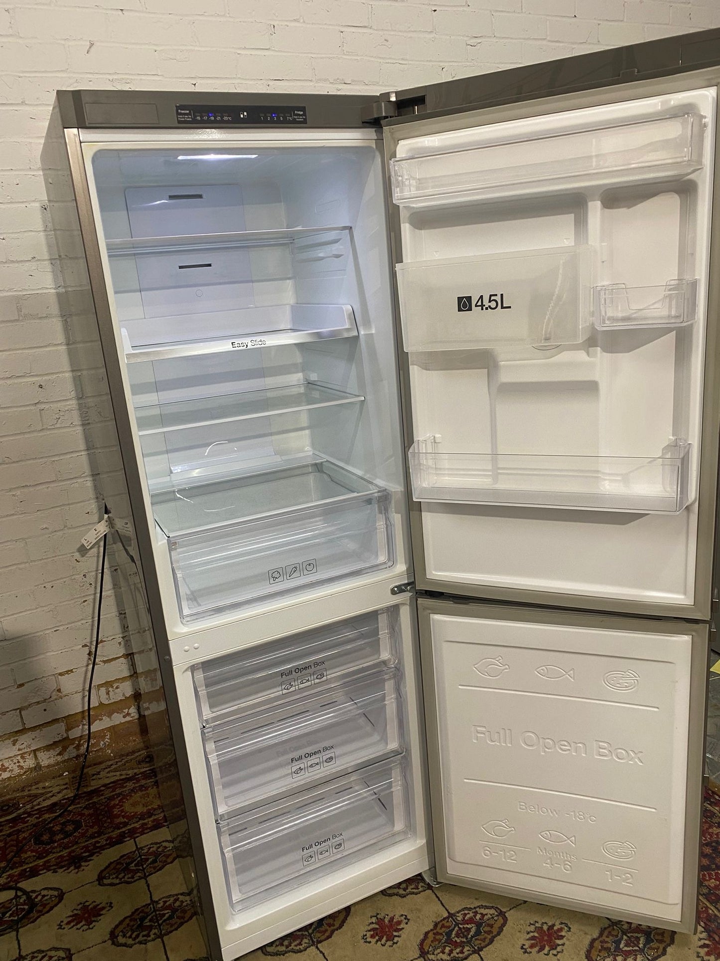 Samsung  Digital Inverter Silver Grey Water Dispenser Fridge Freezer For Sale
