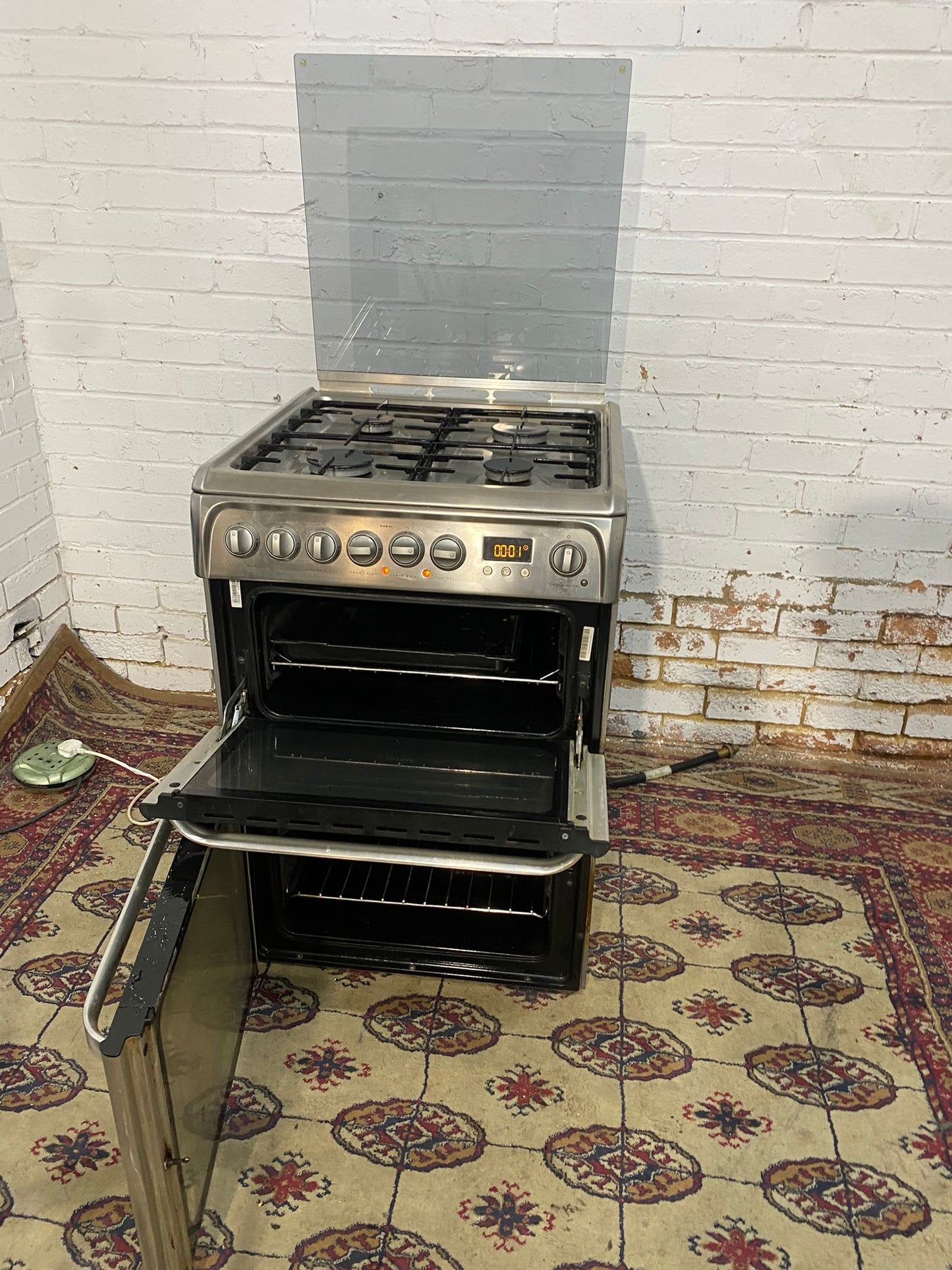 HotPoint 60 CM Stainless Steel Gas Cooker With Oven/Grill For Sale