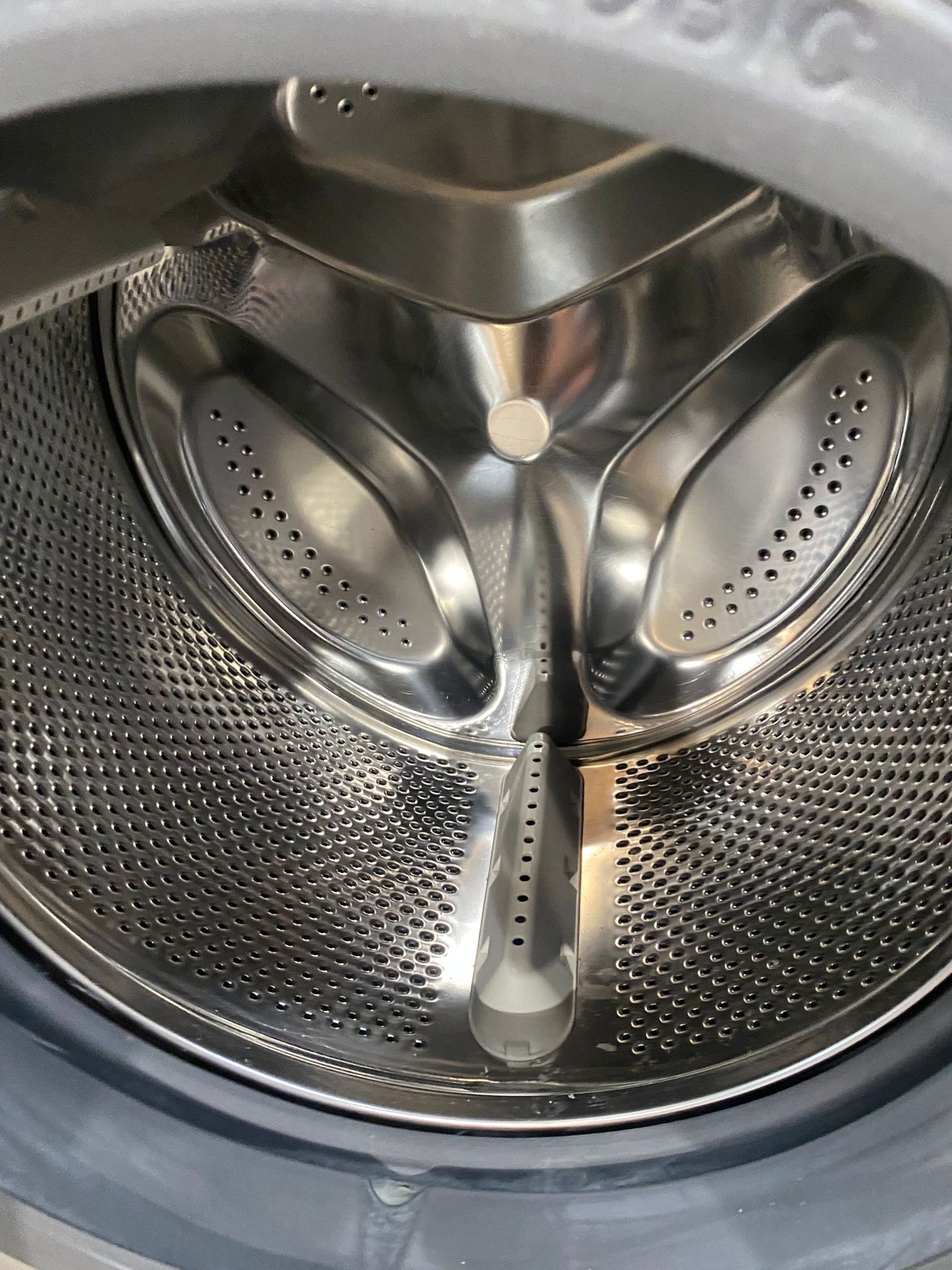 Beautiful HotPoint 8KG Washing Machine With Silver Door For Sale