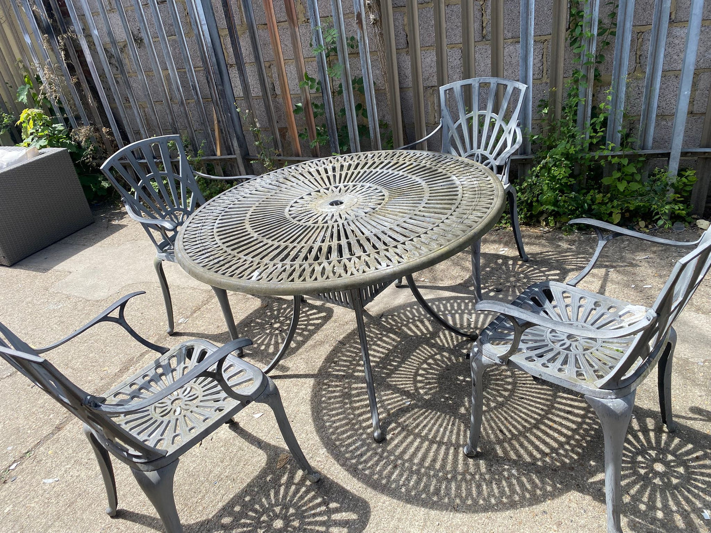 Beautiful  Garden Patio Set Round Table With 4 Chairs