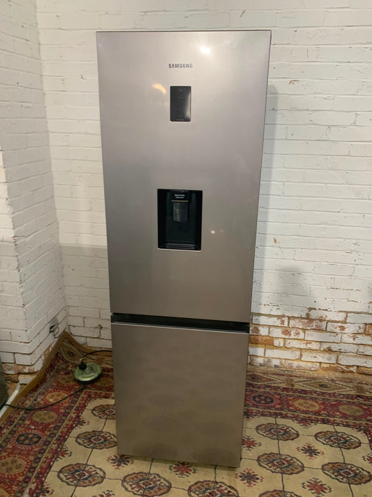 Samsung LatestModel Fridge Freezer With Water Dispenser For Sale