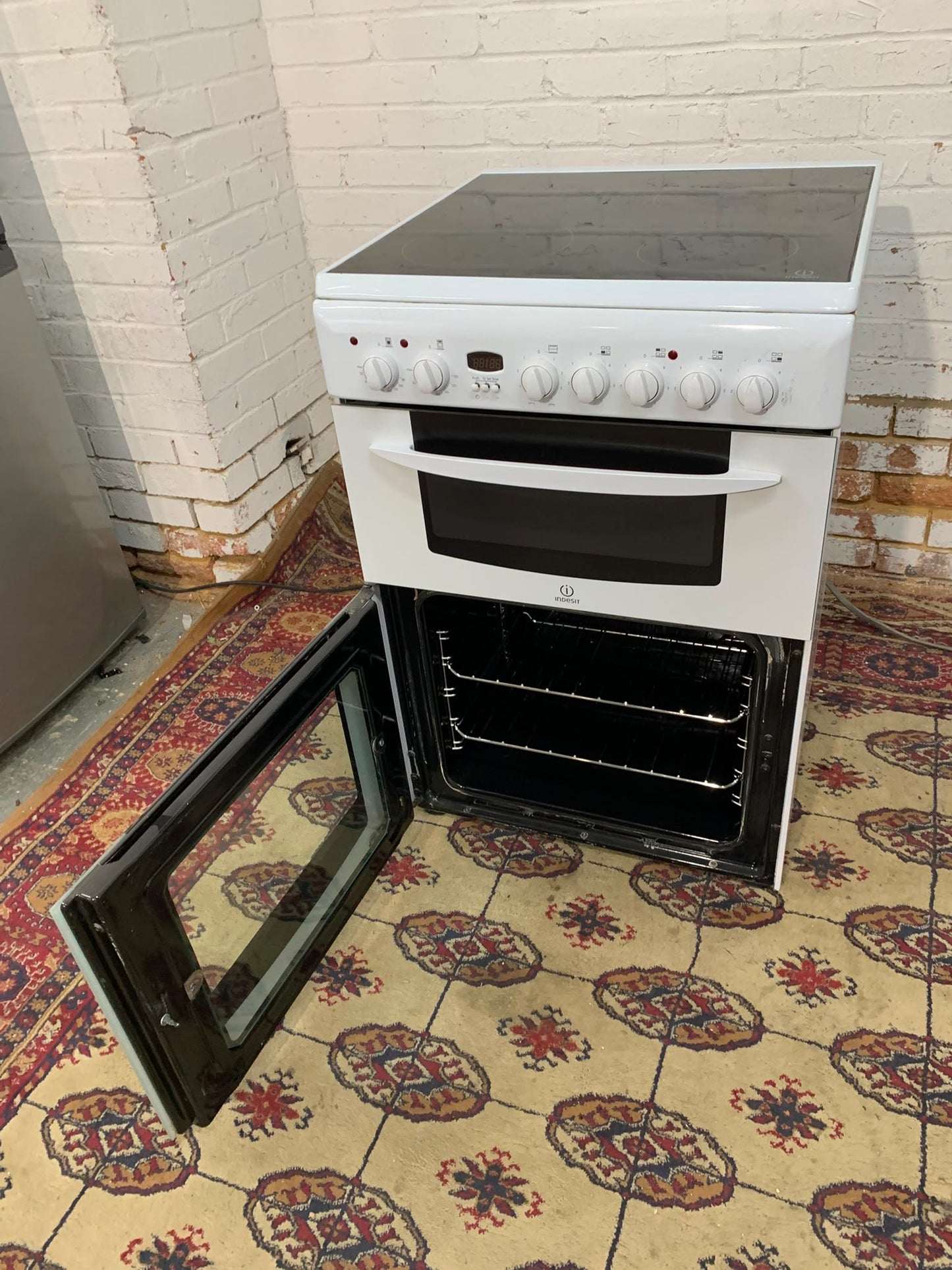 🚐🚐 Almost New White Indesit 60CM Electric Cooker With Dual Oven/Grill For Sale