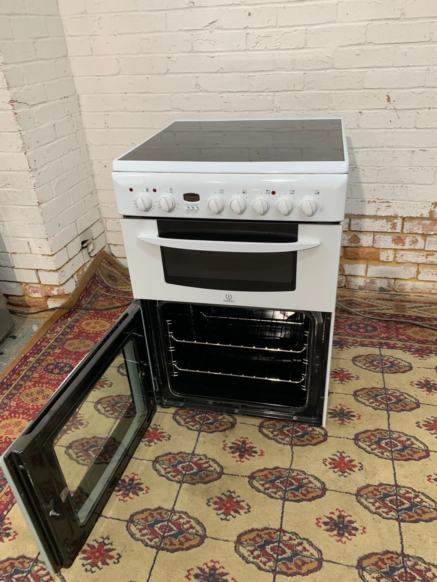 🚐🚐 Almost New White Indesit 60CM Electric Cooker With Dual Oven/Grill For Sale