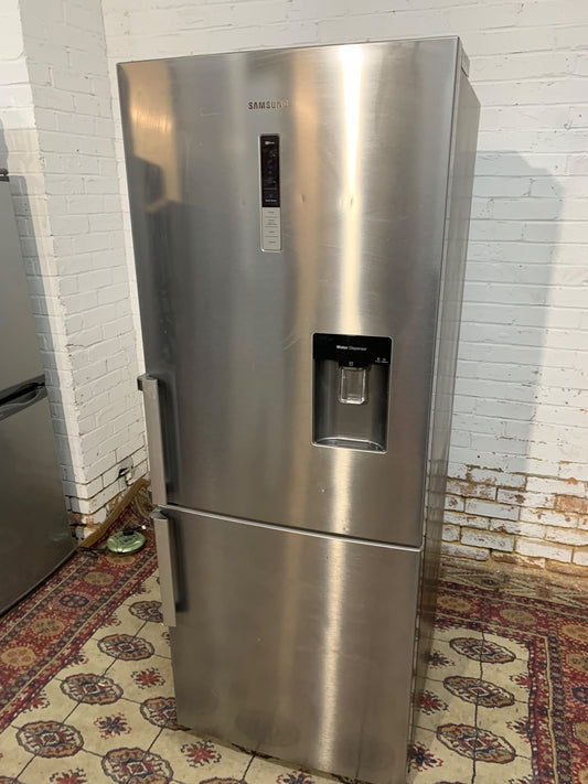 Samsung 70CM Wide Water Dispenser American Fridge Freezer