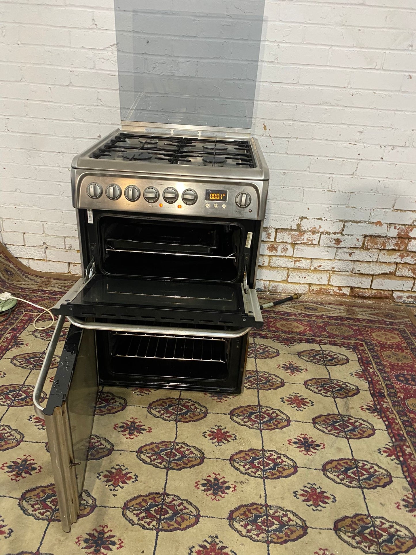 HotPoint 60 CM Stainless Steel Gas Cooker With Oven/Grill For Sale