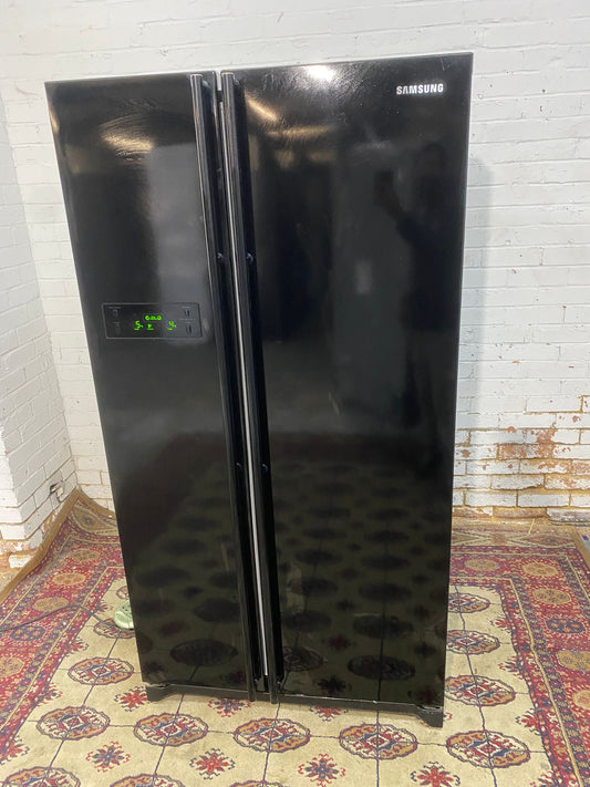 Beautiful Samsung Black Non Plumb American Fridge Freezer For Sale