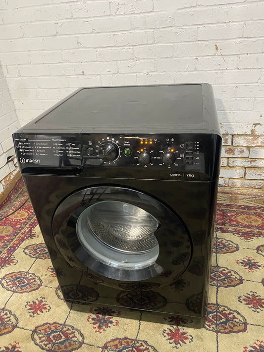 Beautiful Indesit Black 7KG Washing Machine For Sale