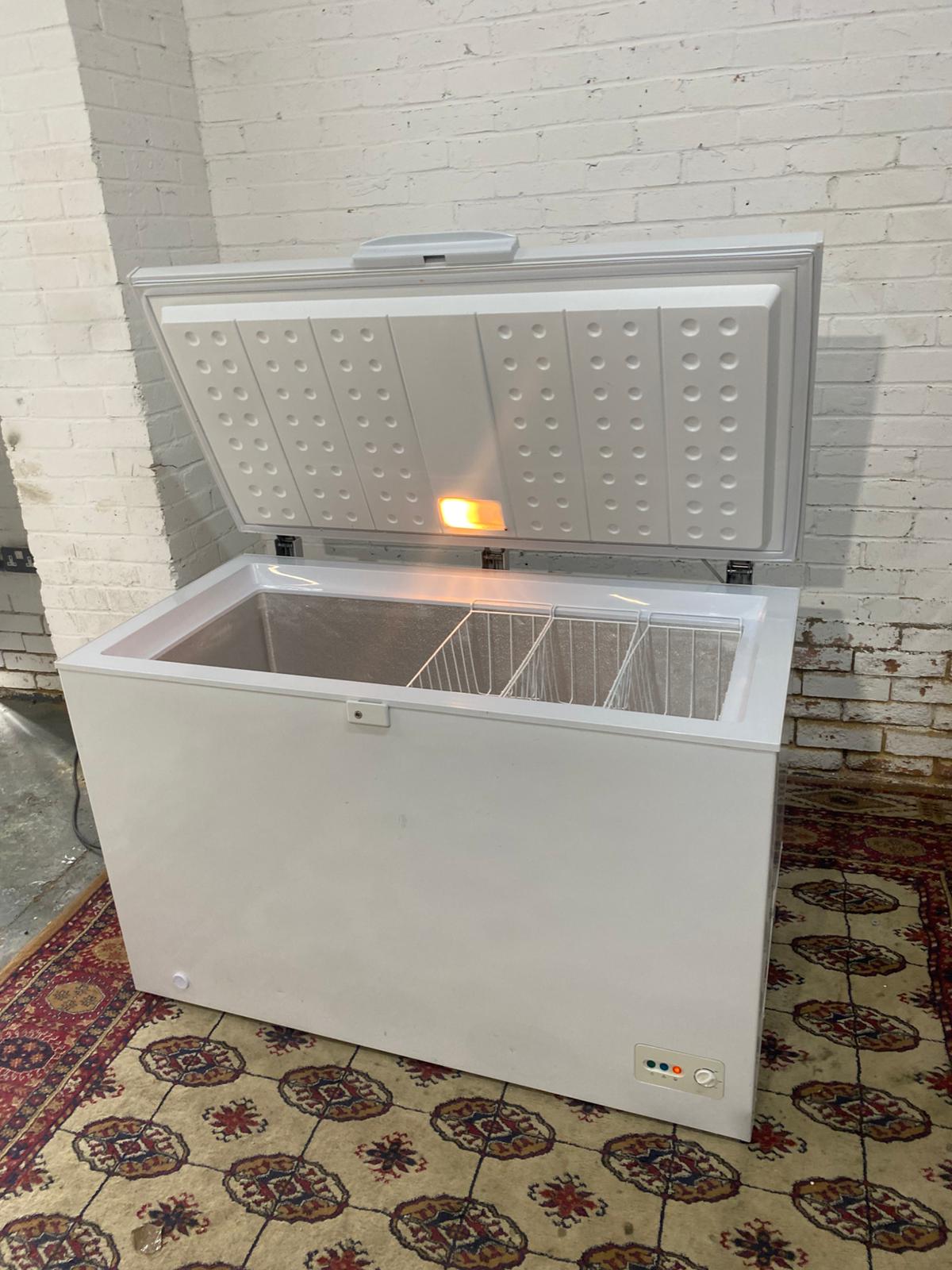 🚚Beautiful Hotpoint 310L Chest  Freezer Frost Free Technology For Sale