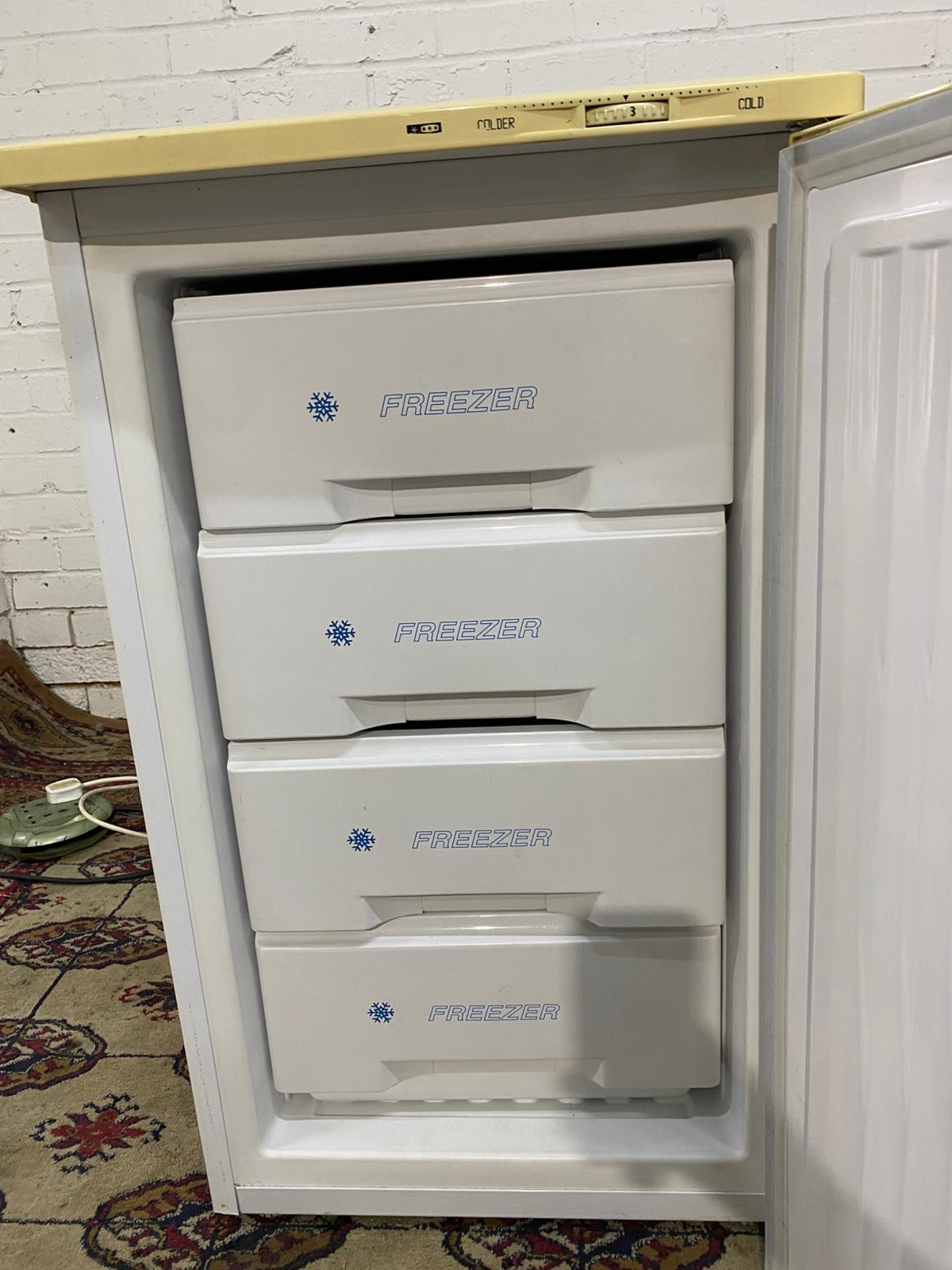 🚚Beautiful Undercounter Freezer On Top For Sale