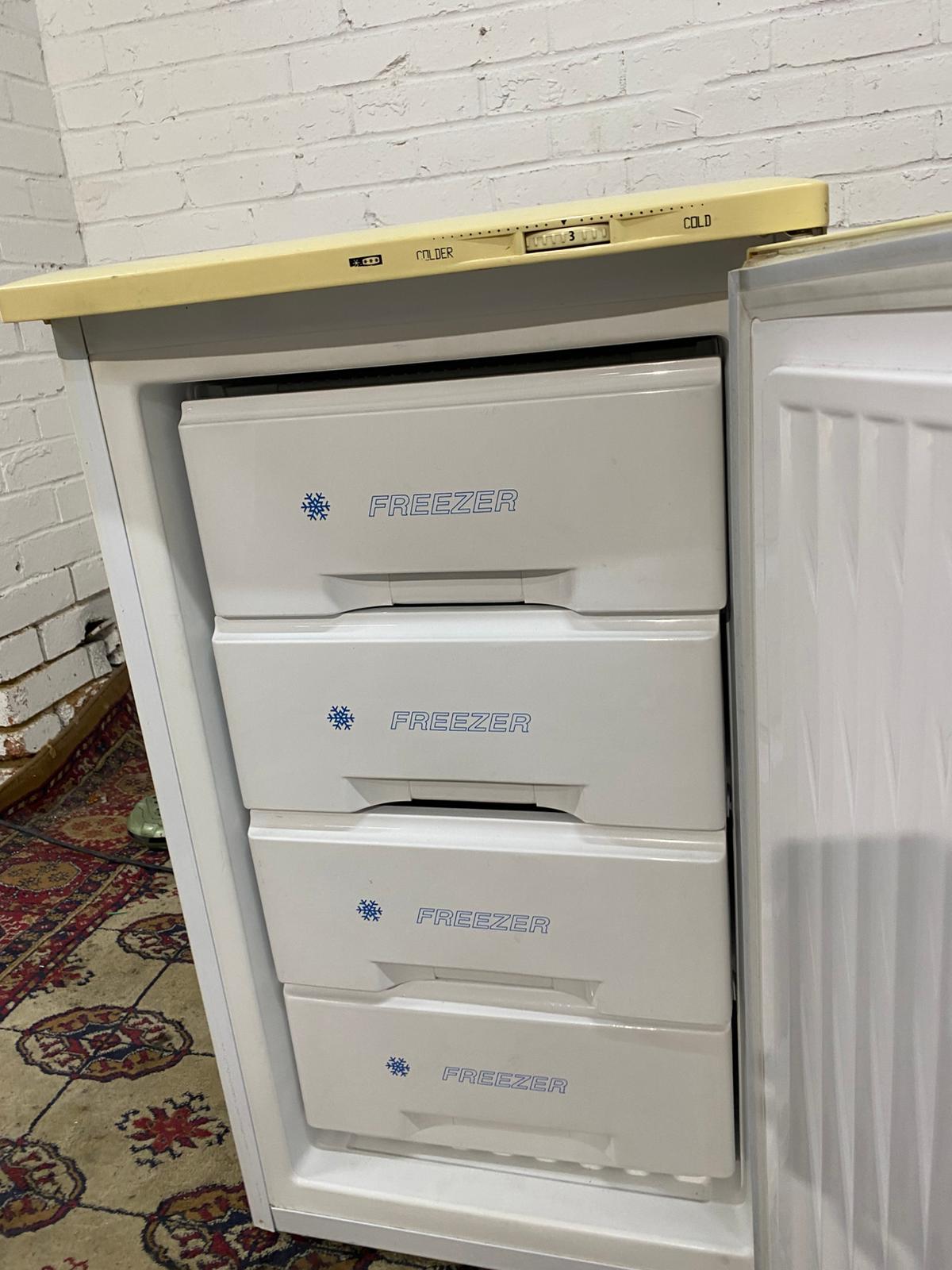 🚚Beautiful Undercounter Freezer On Top For Sale