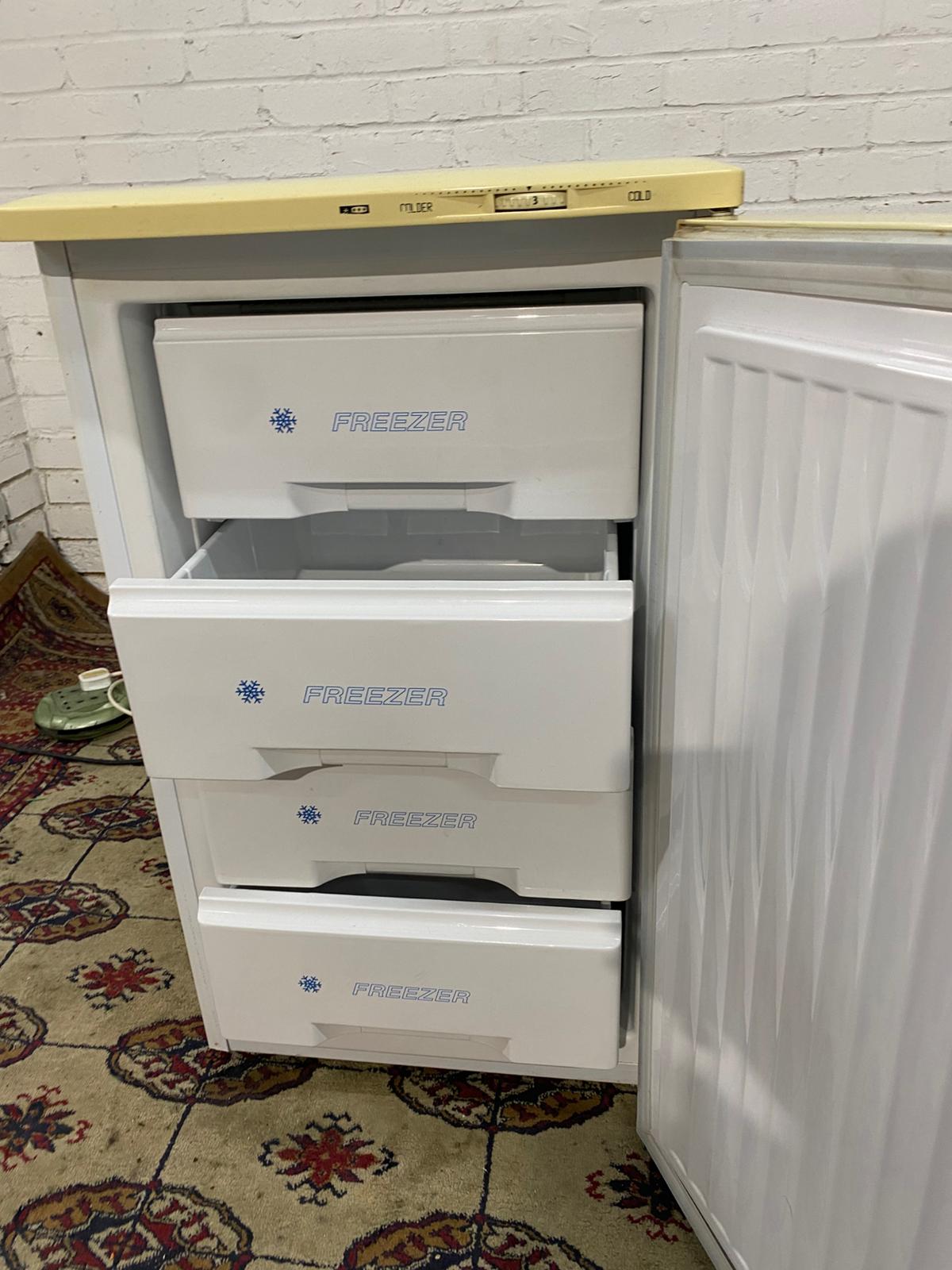 🚚Beautiful Undercounter Freezer On Top For Sale