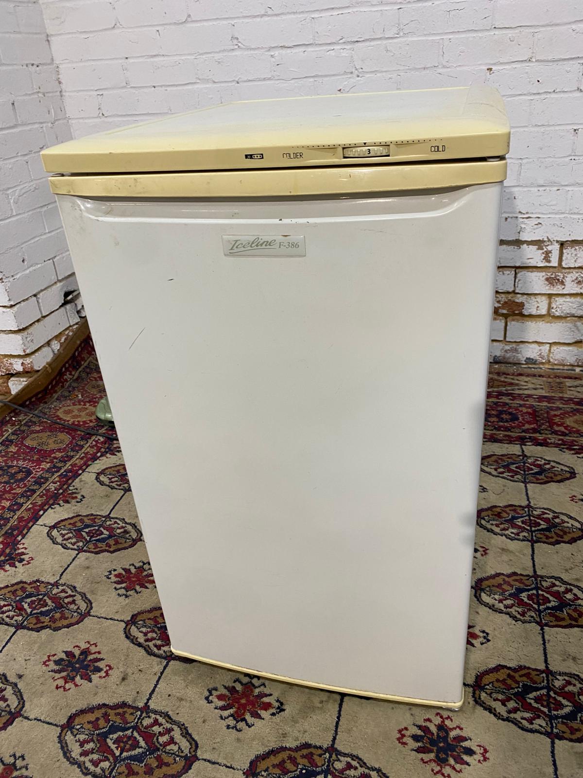 🚚Beautiful Undercounter Freezer On Top For Sale